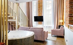 Golden Queen Deluxe Jacuzzi Apartments - Old Town